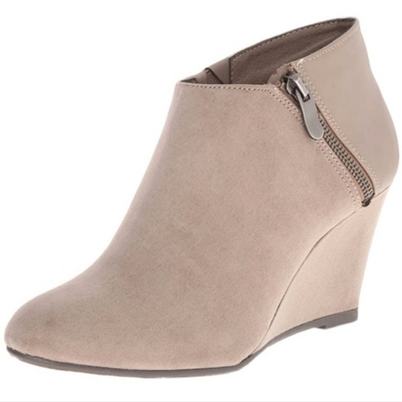CL by Laundry Shoes - NWOT CL by Laundry Cream Wedge Booties